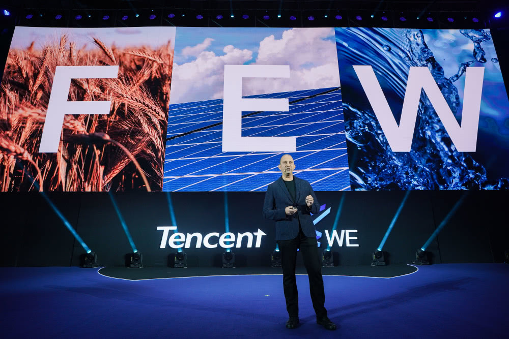 「人民网」马化腾展望90岁时的世界：四处都是机器人，也许就成了手机