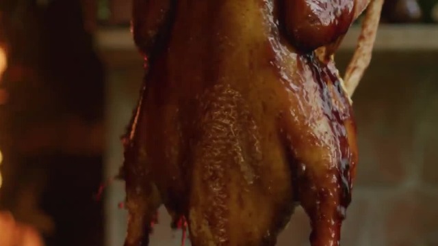 外皮酥脆流油！外国人用焖炉制作中式烤鸭