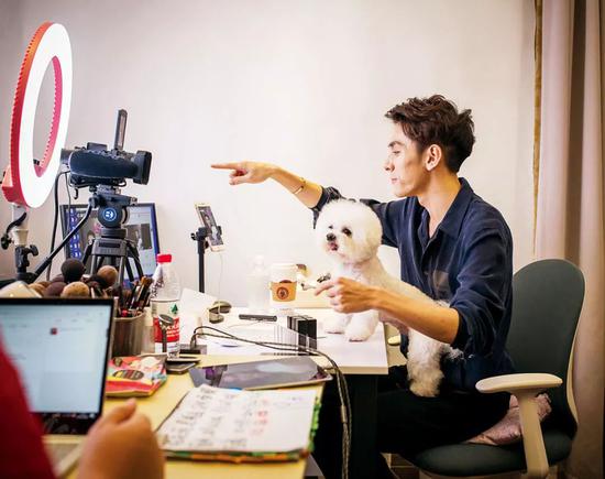 「第一财经」让我们停不下来买买买的直播带货真的是广告业的未来吗？