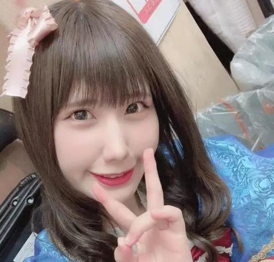「纯洁的微笑」只因自拍瞳孔倒影暴露住址？ 一张照片就把女idol出卖了