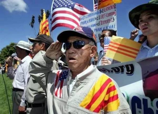 现在美国小西贡依然有南越遗民聚会，使用三线国旗