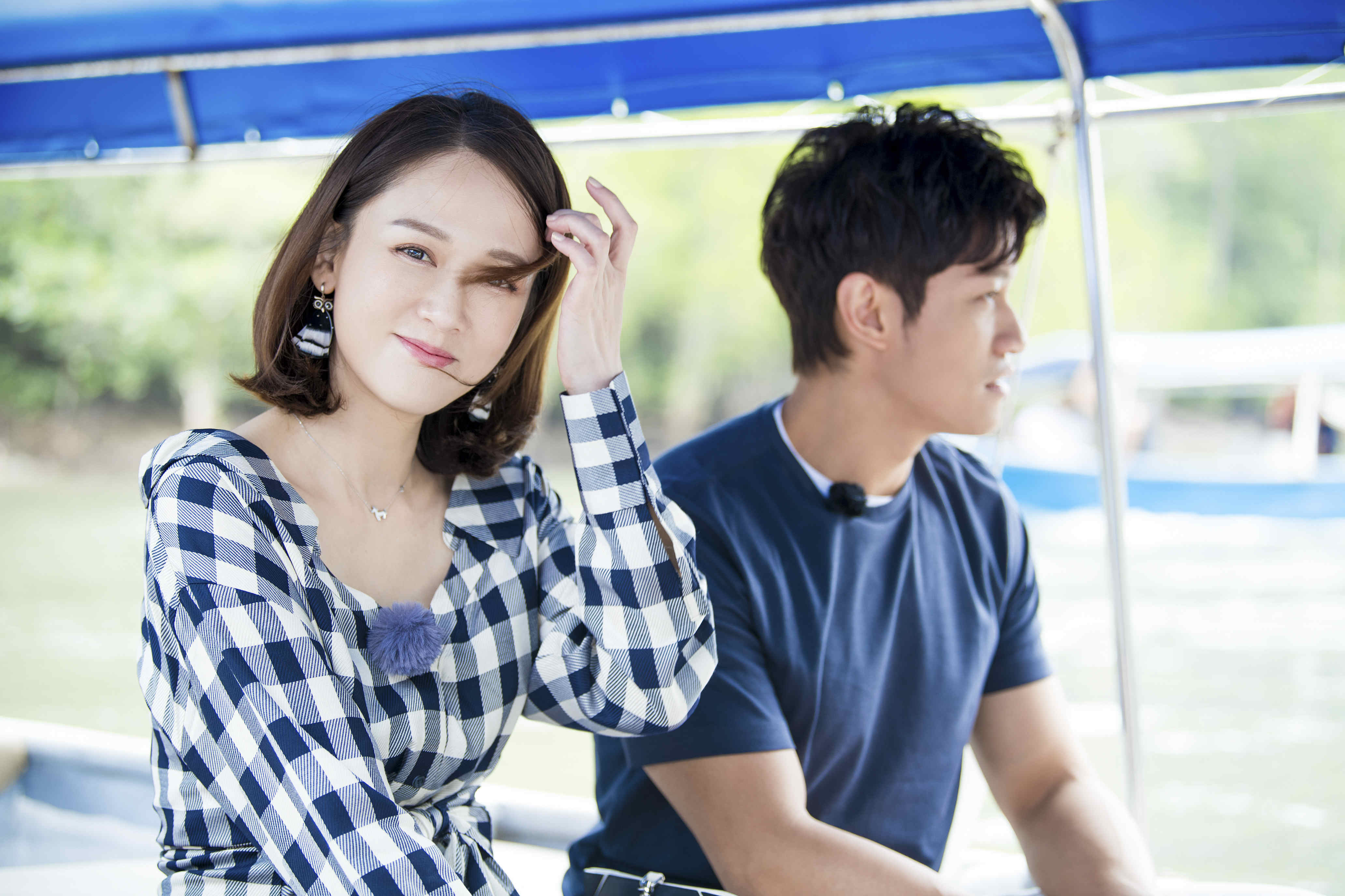 女儿2陈乔恩蝴蝶结连衣裙与艾伦沙滩漫步甜蜜满满