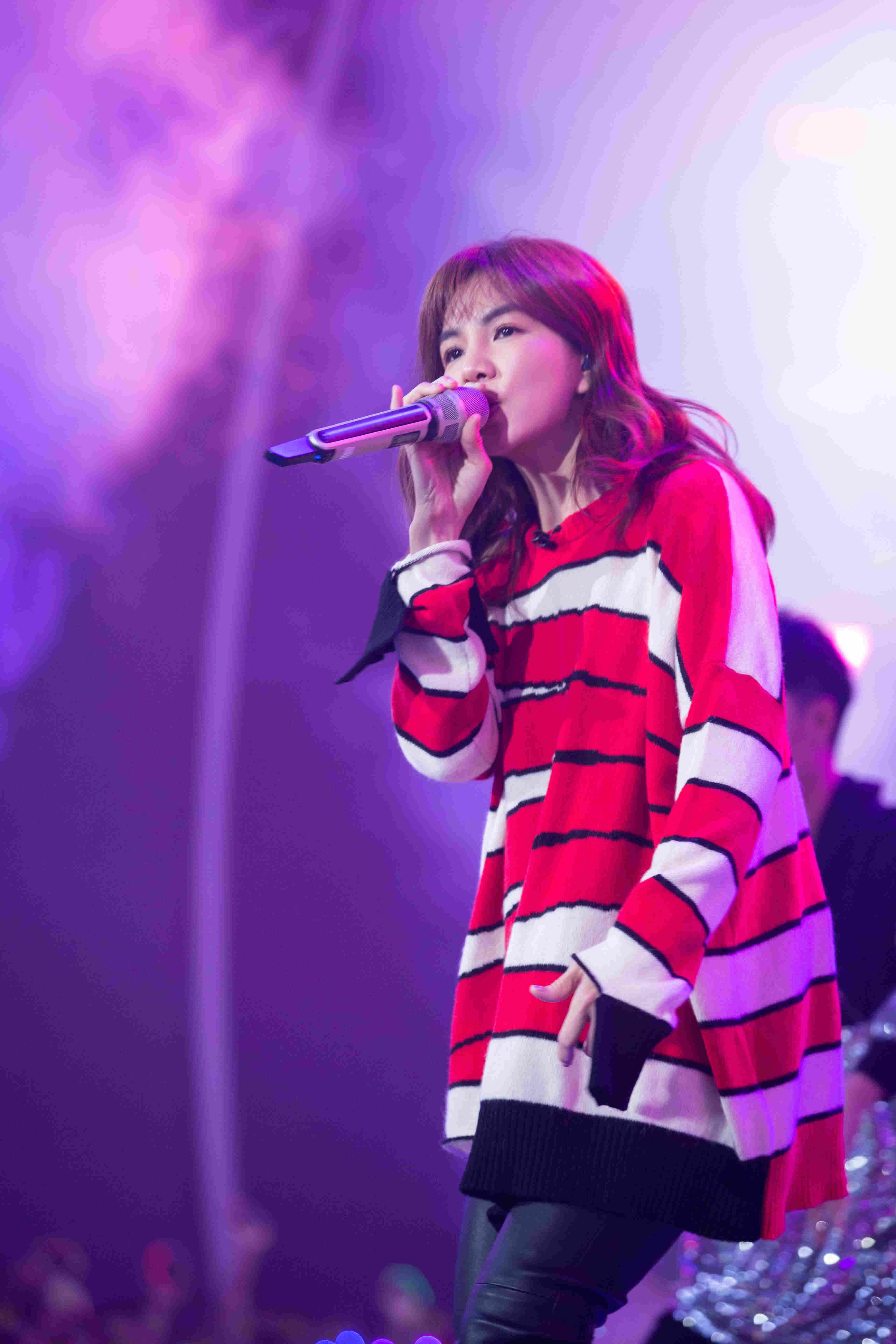 [凤凰网娱乐]SHE成员陈嘉桦助阵《嗨唱转起来》 长发飘飘引尖叫