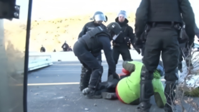 加泰示威者堵塞高速 法国与西班牙警方联合清场