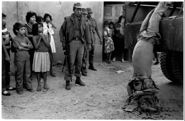 1982年，萨尔瓦多库斯卡坦辛戈，游击队员被抓住后，拖在卡车后面