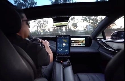 「IT之家」贾跃亭造车成了？ FF91内饰首曝：后排能躺着看电视