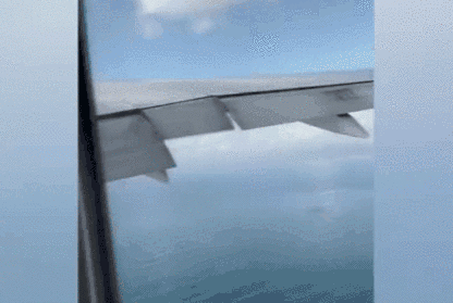 波音777飞行途中“喷火球”吓坏乘客 紧急降落机场 