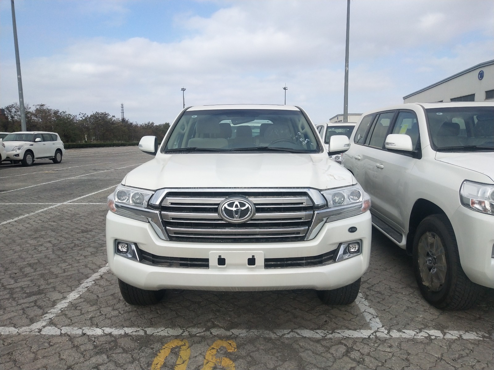 天津到港丰田中东酷路泽4000现车销售