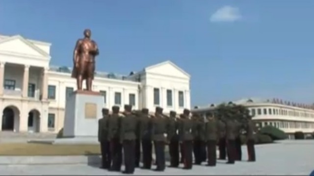 朝鲜这个大学的门口没有任何标识 但却有荷枪实弹的卫兵!