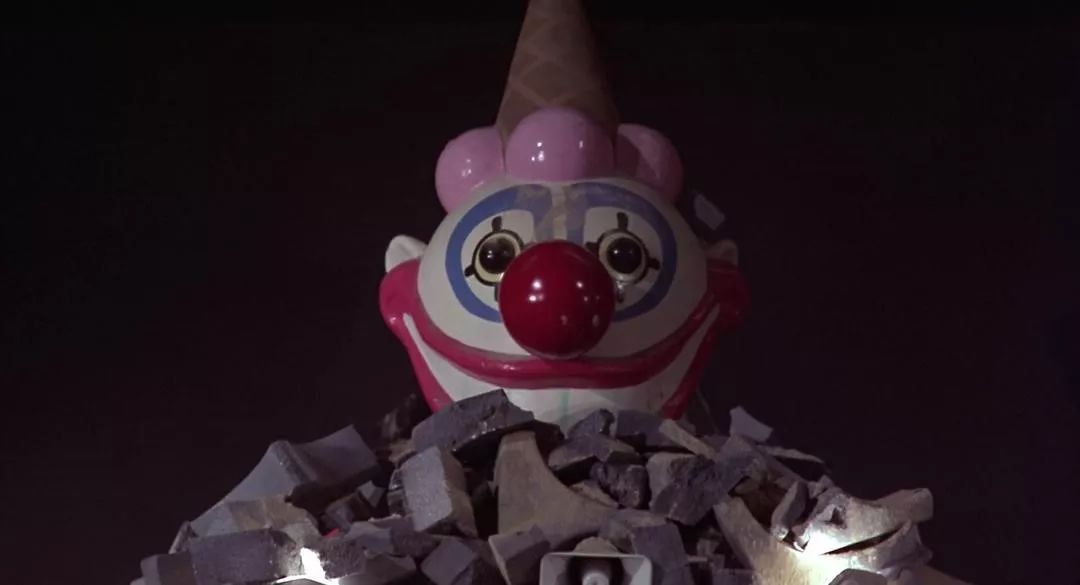 [十点电影]看他一眼就脊背发凉，果然是千万人的「童年噩梦」！