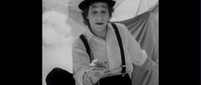 [十点电影]看他一眼就脊背发凉，果然是千万人的「童年噩梦」！