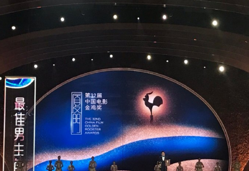 【凤凰网娱乐】《地久天长》包揽帝后！王景春摘金鸡奖最佳男主角