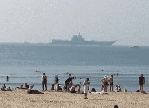 现场直击！三亚游客偶遇中国“超大型捕鱼船”