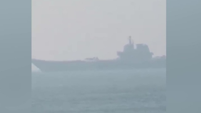三亚游客偶遇首艘国产航母 甲板上舰载机清晰可见