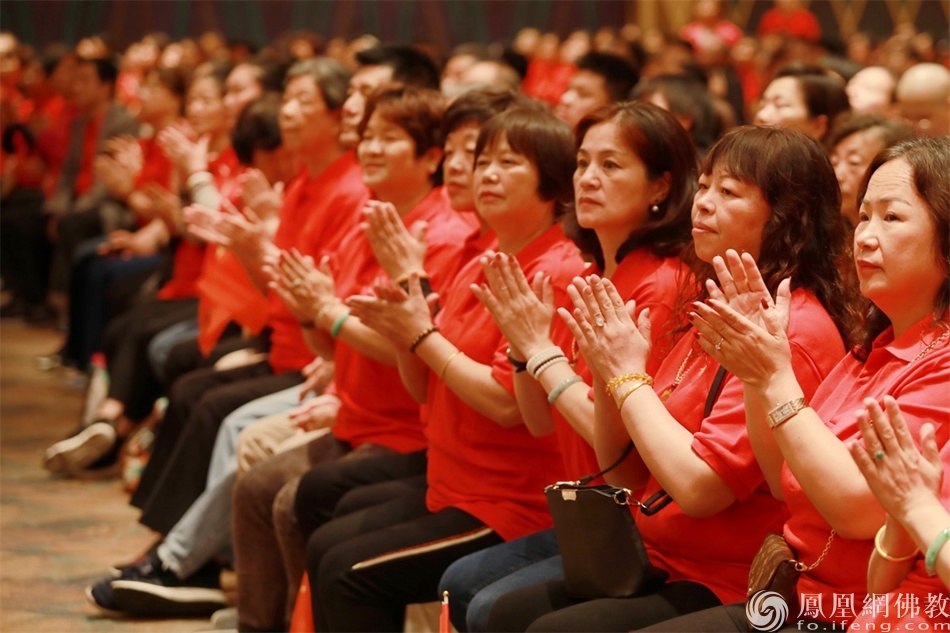 讲到精彩处大家热烈的鼓掌.