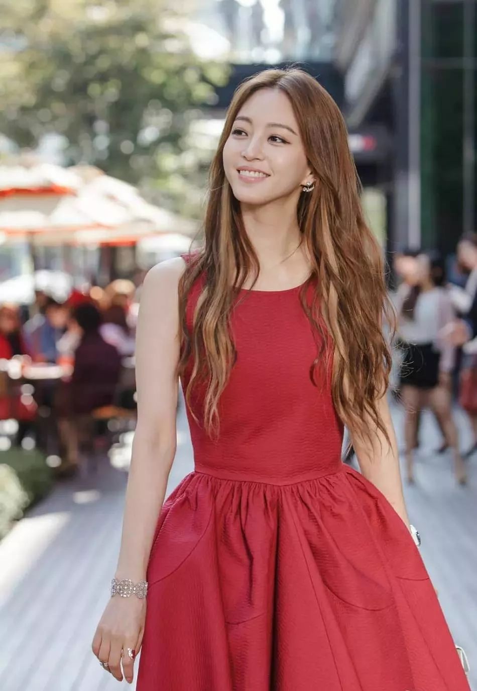 「Dispatch」出道整成“金喜善”，因太美被霸凌，如今40岁像18岁！