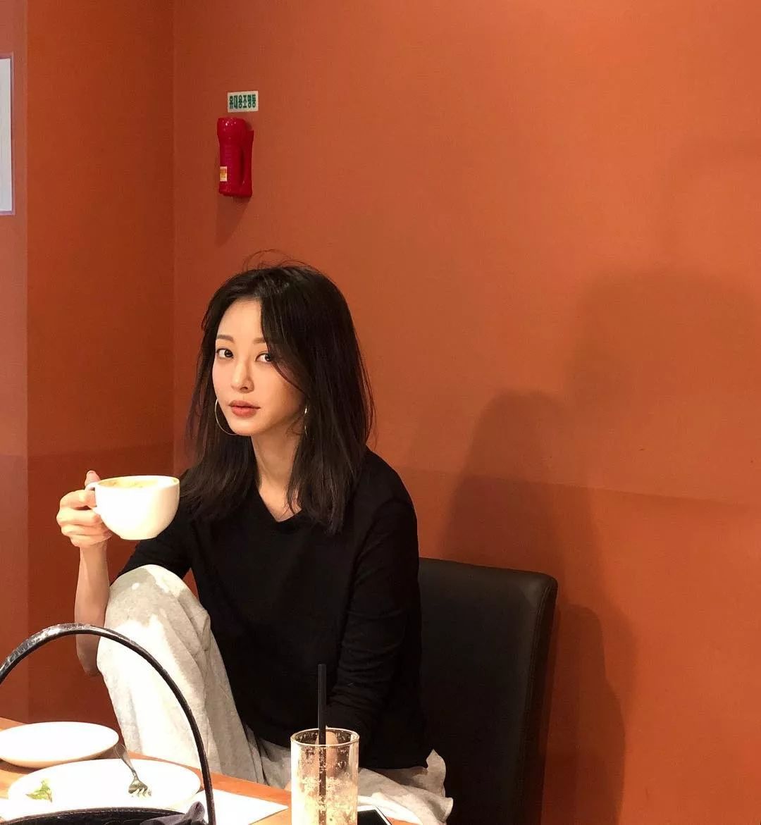 「Dispatch」出道整成“金喜善”，因太美被霸凌，如今40岁像18岁！