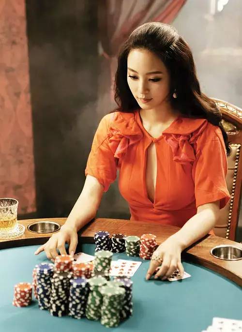 「Dispatch」出道整成“金喜善”，因太美被霸凌，如今40岁像18岁！