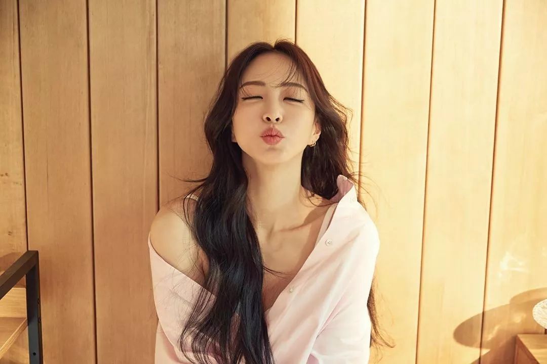 「Dispatch」出道整成“金喜善”，因太美被霸凌，如今40岁像18岁！