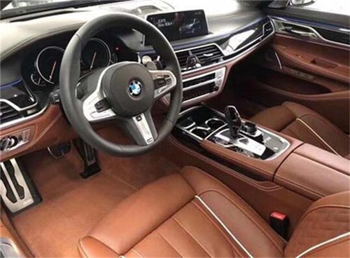 新BMW M760Li xDrive 穿着西装的暴徒85折