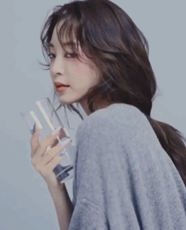 「Dispatch」出道整成“金喜善”，因太美被霸凌，如今40岁像18岁！