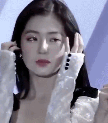 velvet毫无意外的裴姐在mv中的表现也是惊艳到不行,颜值还是一如既往