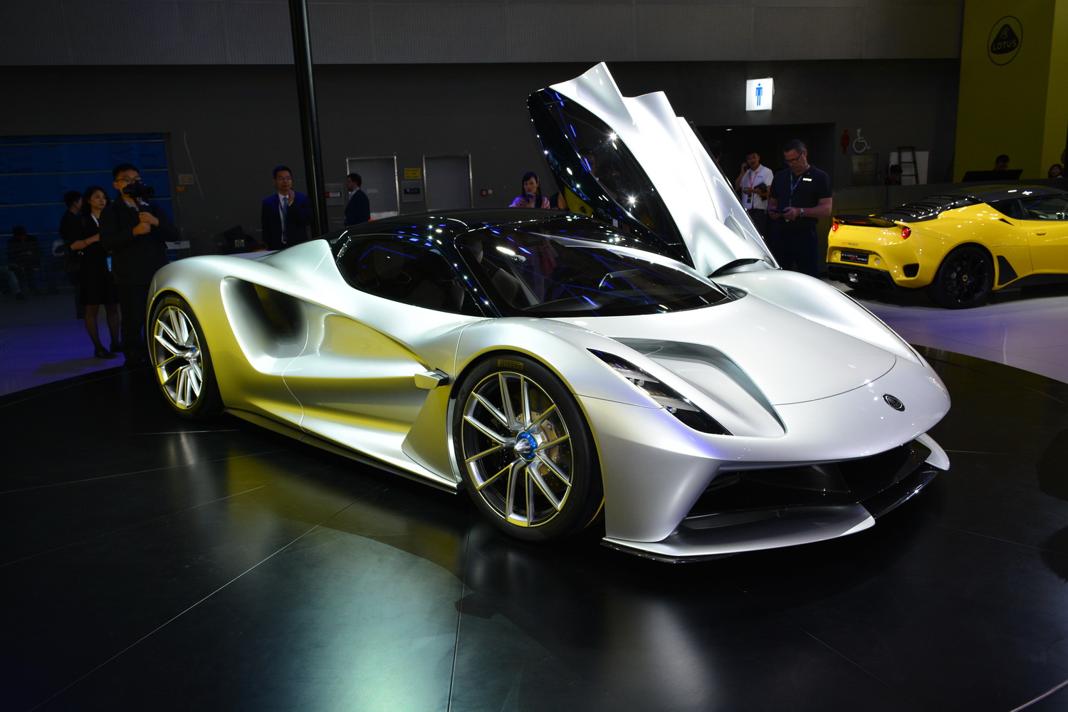 路特斯evija采用全新lo设计语言,结合纯电超级跑车在空间布局方面的