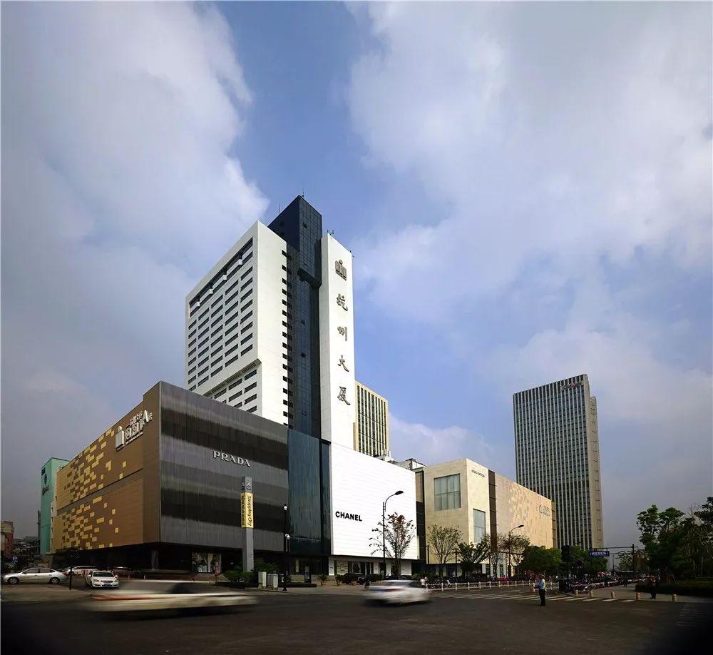 而中联在杭州首个真正意义上的商业建筑,就在红太阳广场边上——杭州