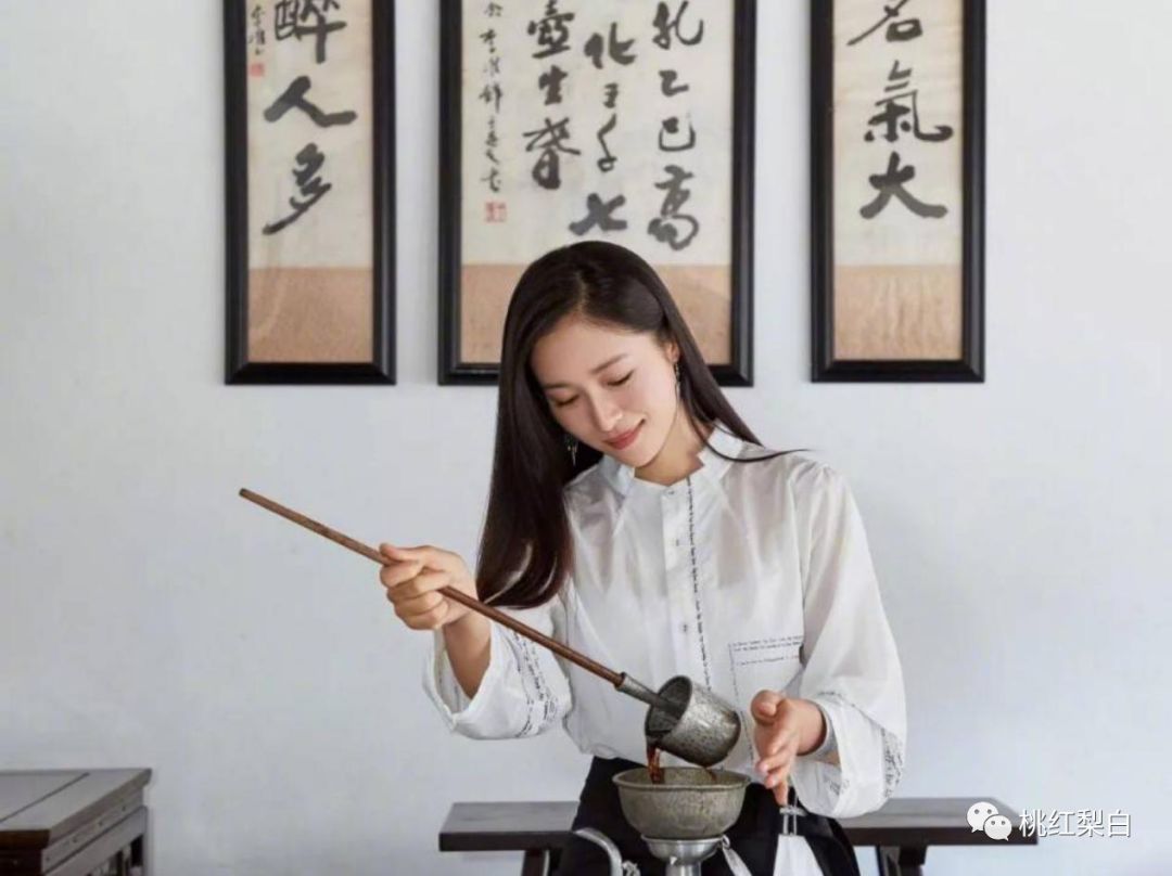 [桃红梨白]董洁和江一燕这样的女文青，就是这么扮清纯的？