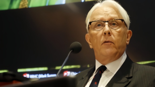 在港近40年的英国大律师:港警急需加强装备控制暴力