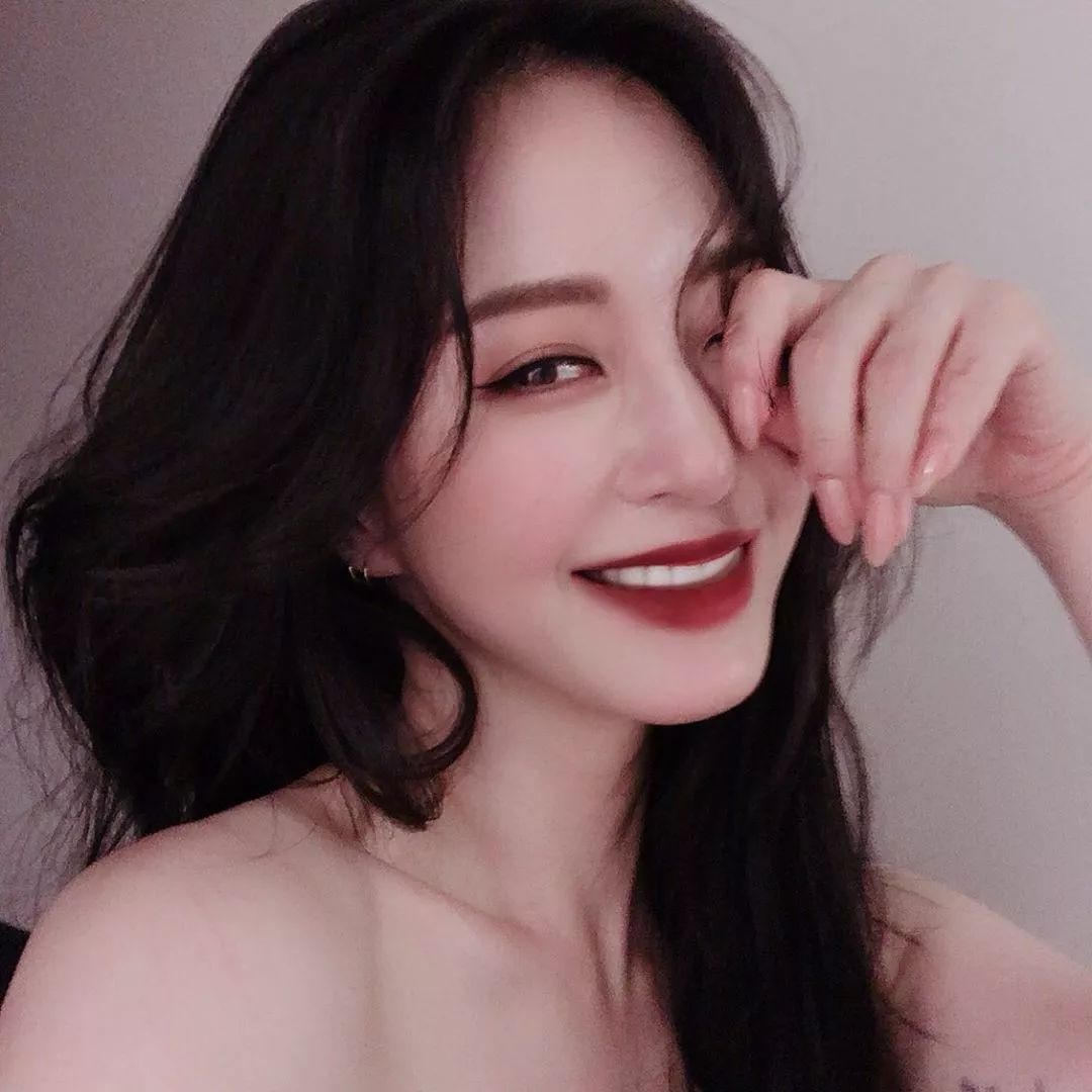 「Dispatch」出道整成“金喜善”，因太美被霸凌，如今40岁像18岁！