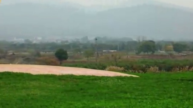 专家模拟复原莫角山遗址 了解良渚古城房屋功能布局