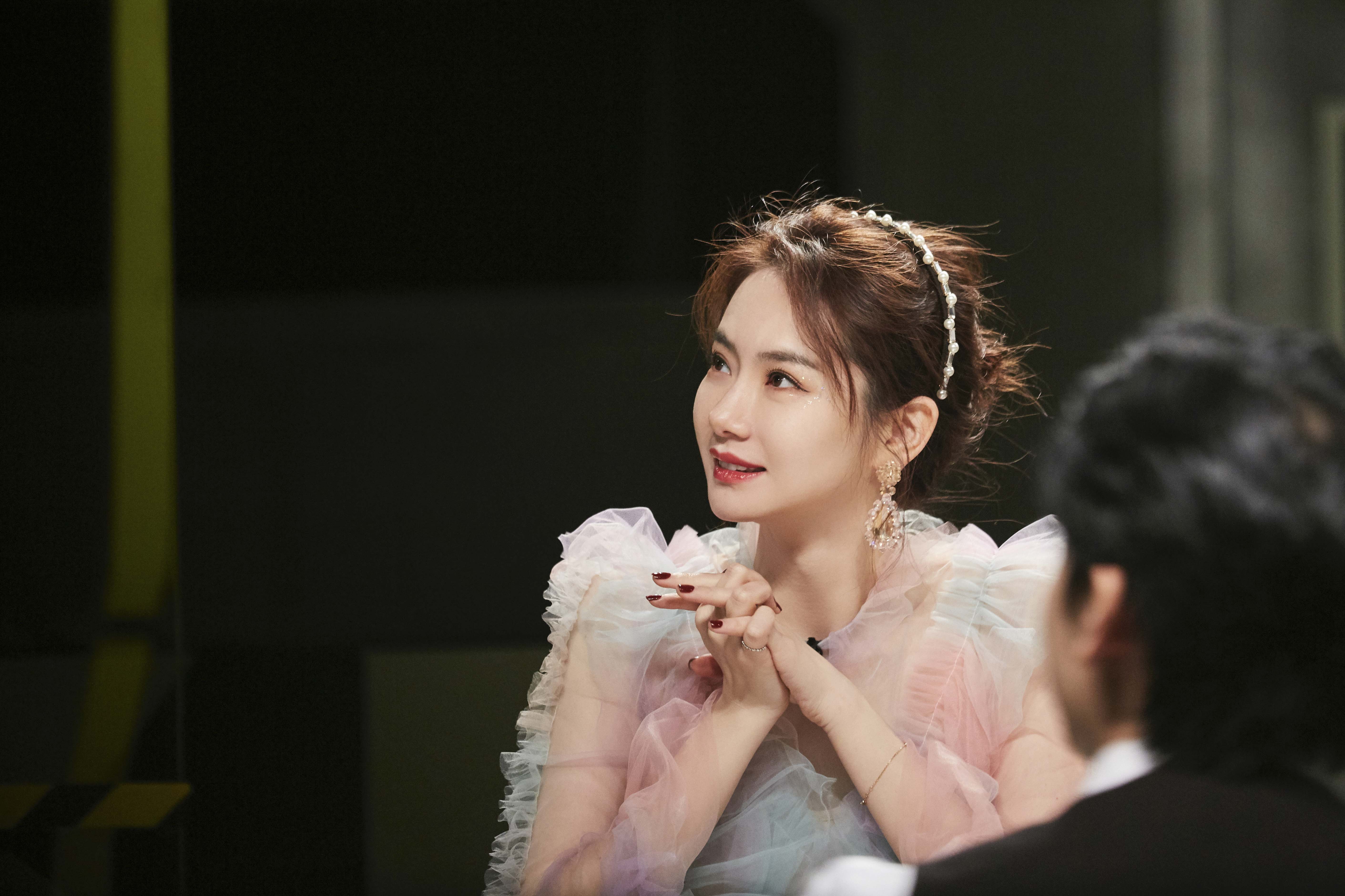 「凤凰网娱乐」《明星大侦探》戚薇杨蓉直觉开挂 白敬亭高能分析全员“杀机”