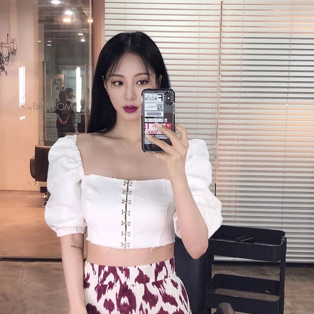 「Dispatch」出道整成“金喜善”，因太美被霸凌，如今40岁像18岁！