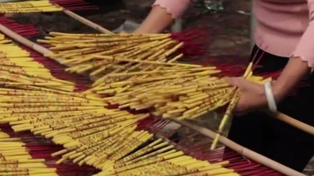 走进中国广东制香基地：村民优雅晒香 动作如跳舞