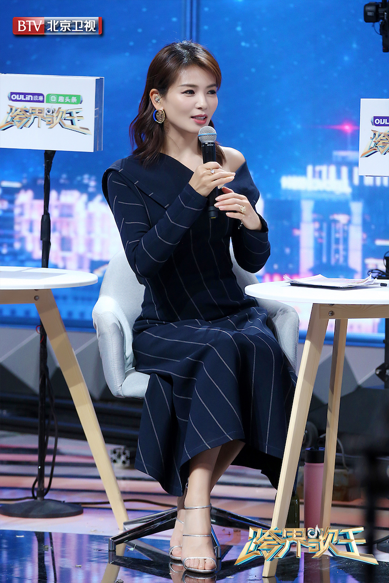 【凤凰网娱乐】2019《跨界歌王》刘涛红蓝人脸耳环个性十足