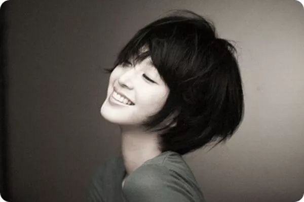 「Dispatch」出道整成“金喜善”，因太美被霸凌，如今40岁像18岁！