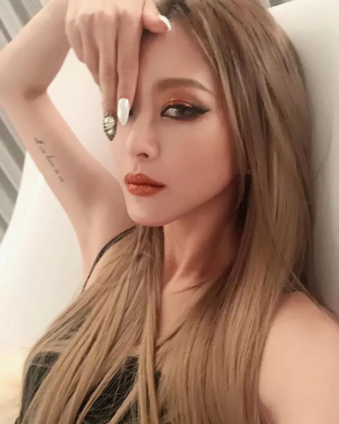 「Dispatch」出道整成“金喜善”，因太美被霸凌，如今40岁像18岁！