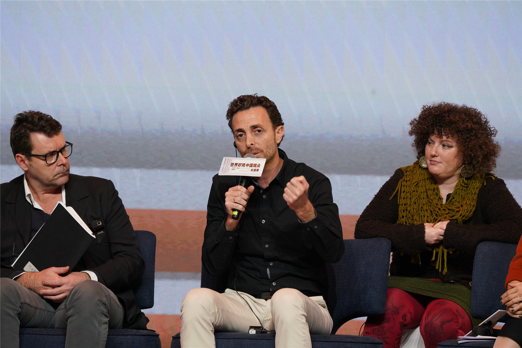 [凤凰网娱乐]从古至今，戏剧教育都是一种全人教育丨“世界好戏 中国观众”论道周主题对话举办