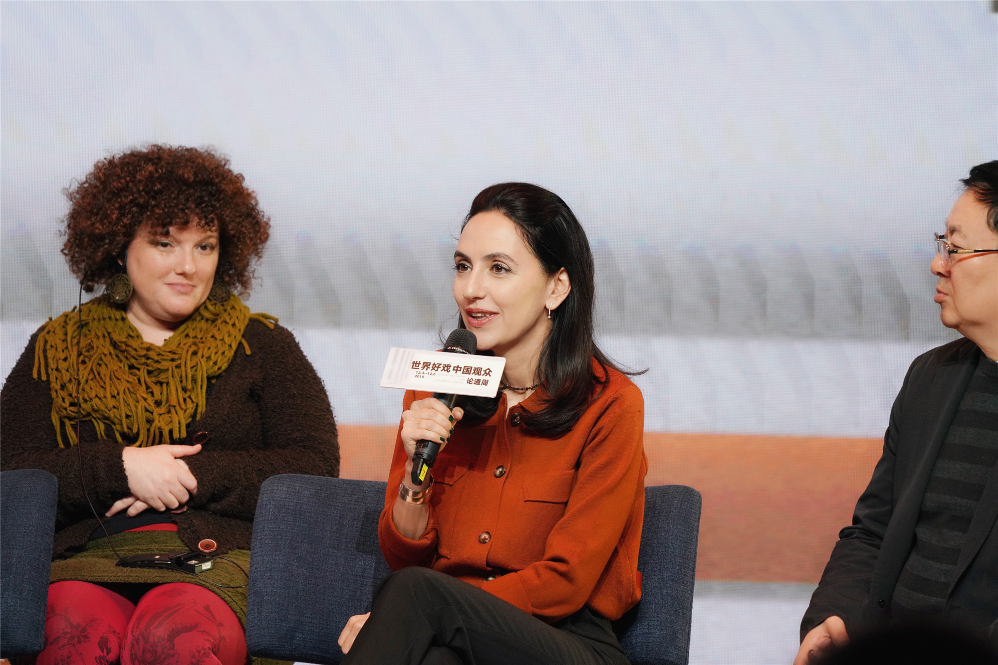 [凤凰网娱乐]从古至今，戏剧教育都是一种全人教育丨“世界好戏 中国观众”论道周主题对话举办