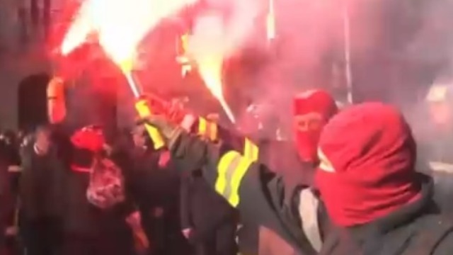 法国大罢工 暴力分子纵火与警方爆发冲突