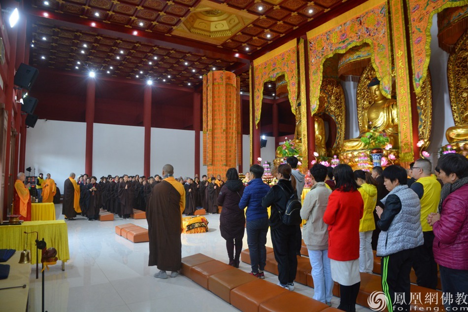 上午8:00时,东莞芙蓉寺方丈了空大和尚举示佛七牌,芙蓉寺精进佛七