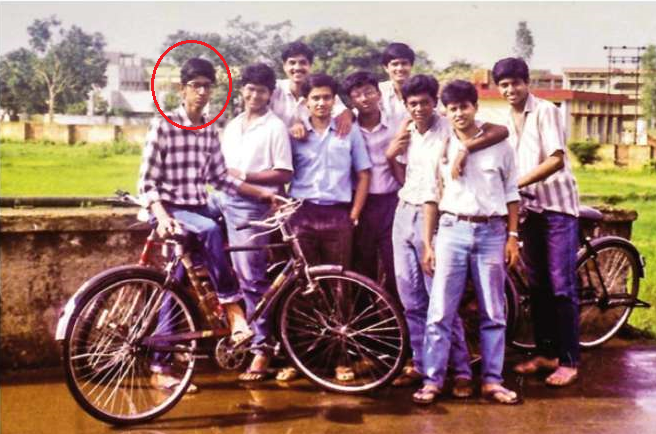 青少年时代的皮查伊(左侧画红圈者)