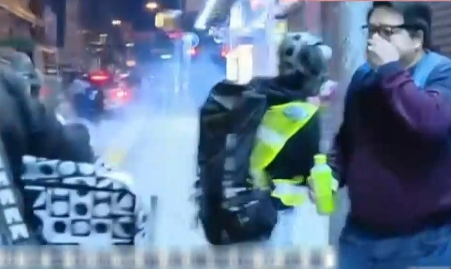 香港旺角再现杂物堵路 警方首次放催泪弹驱散蒙面分子
