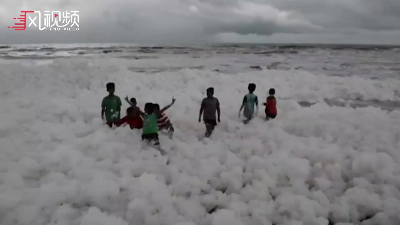 印度金奈海滩铺满白色污染物 儿童不知有毒继续玩耍