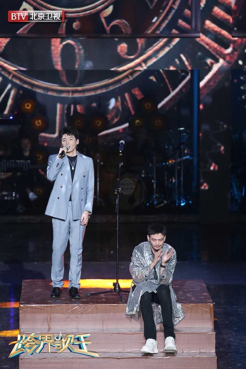 「凤凰网娱乐」《跨界歌王》罗嘉良追忆过往哽咽落泪 杨烁低沉嗓音治愈心底惆怅