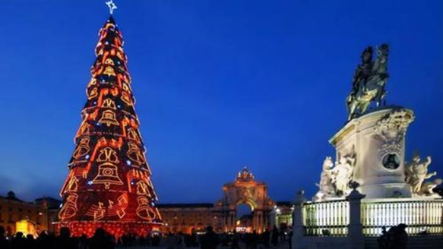 意大利点亮全球最大圣诞树 树顶流星面积就达1000平米