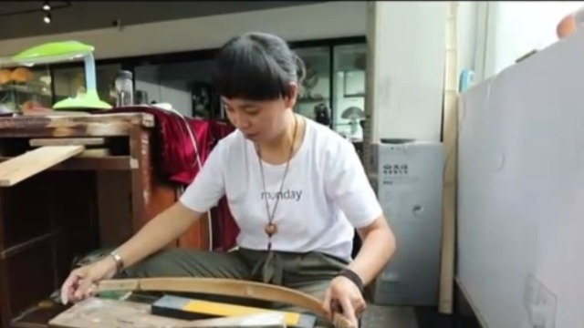 檀香扇制作工序繁杂 使用的工具也有特别的讲究