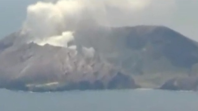 新西兰火山爆发增至8死 警方将登岛带回所有遗体