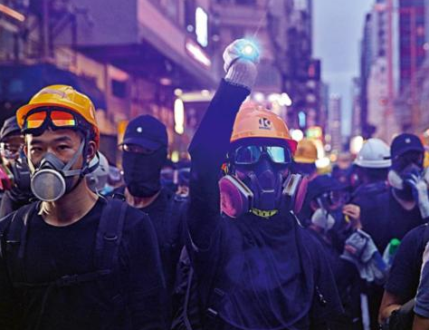 乱港分子承认：台湾一夜之间送来大量头盔